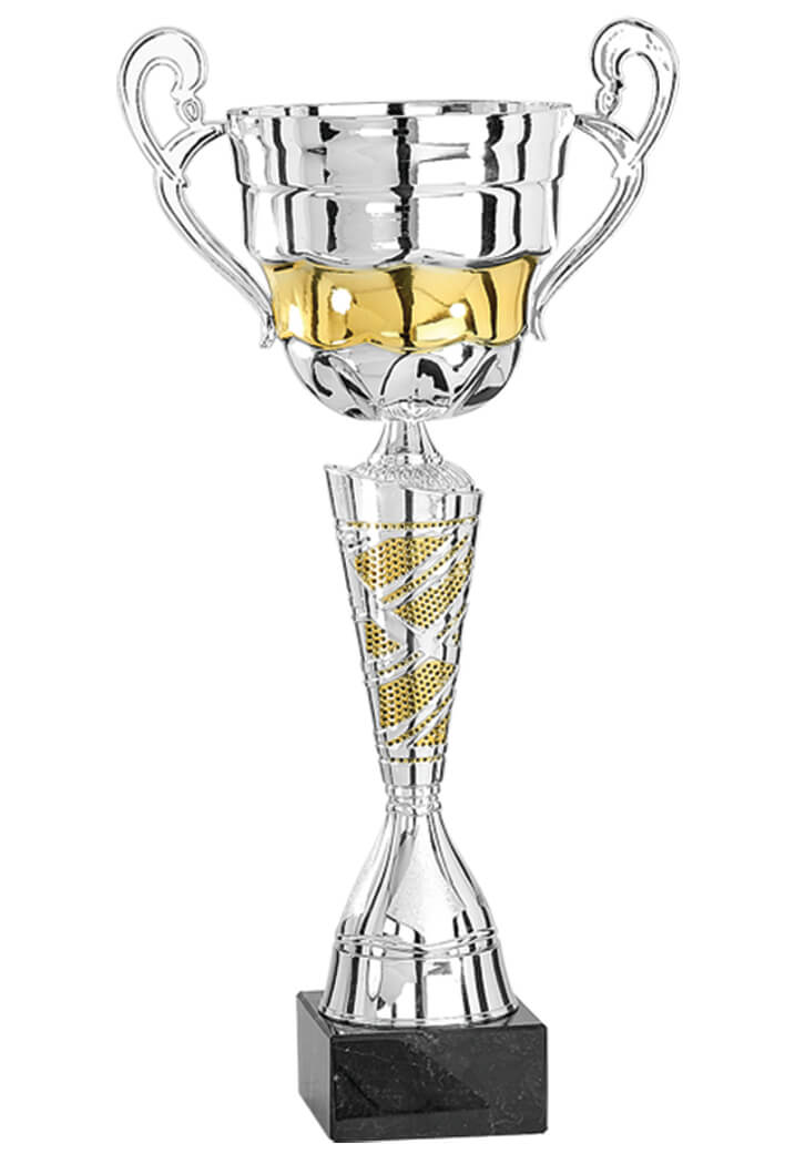 Pokal mit goldenem Band und gedrehter Säule