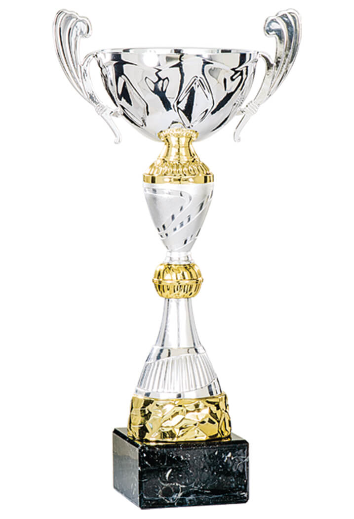 Pokal mit Zierhenkeln auf dunkelgrünem Sockel