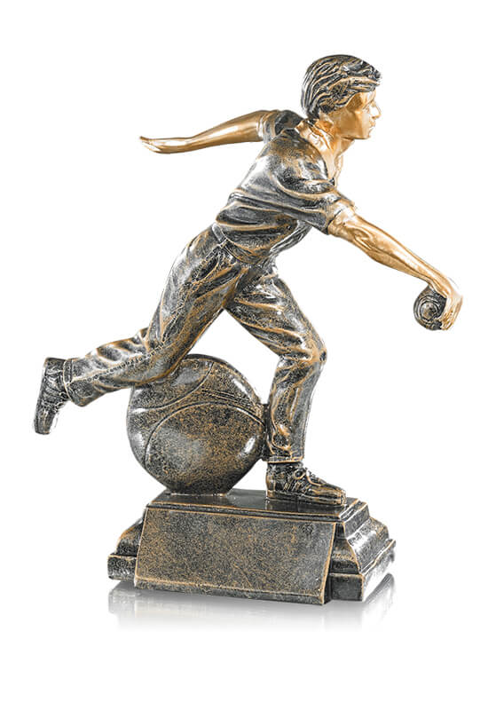 Trophäe Boulespieler über der Kugel 22cm