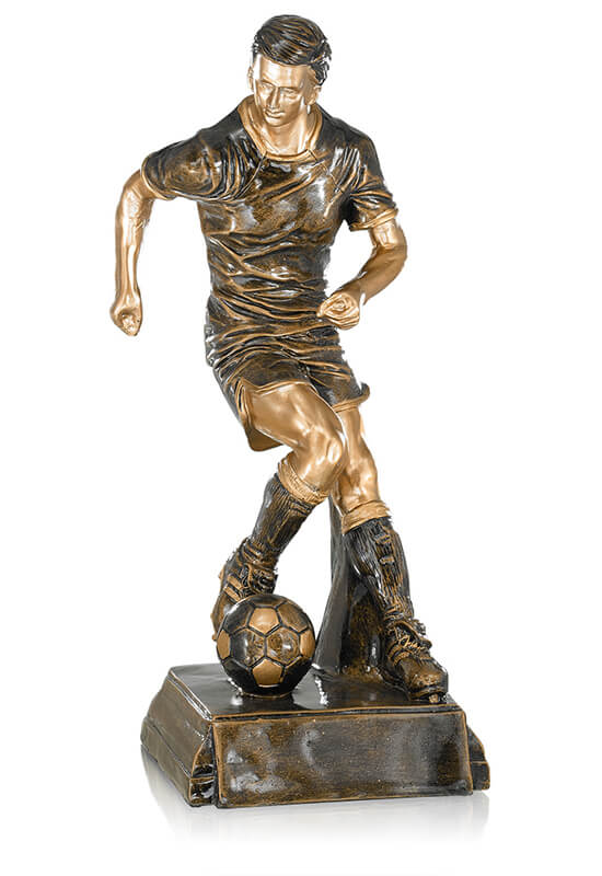 Trophäe Fußballspieler am Ball 42cm